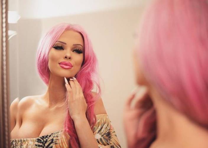 18-year-old Czech girl is addictive to plastic surgery, turning herself  into 'real barbie