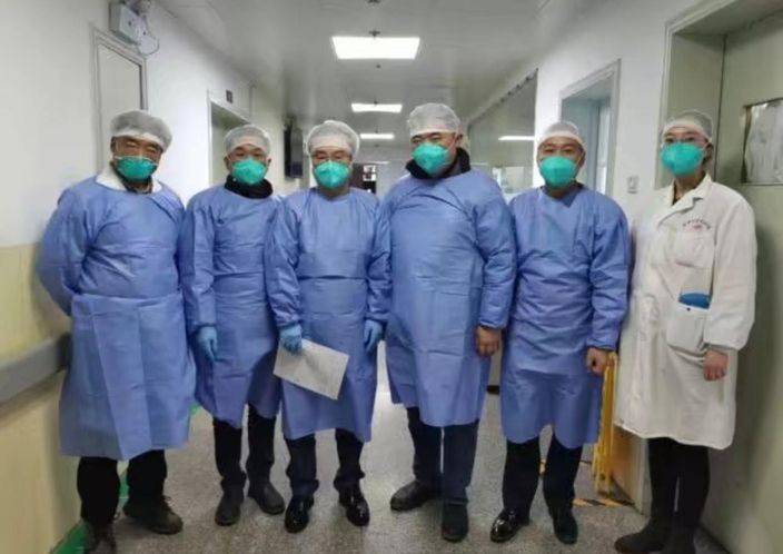 醫護人員在武漢金銀潭醫院，左三為童朝暉。《中國新聞週刊》圖片