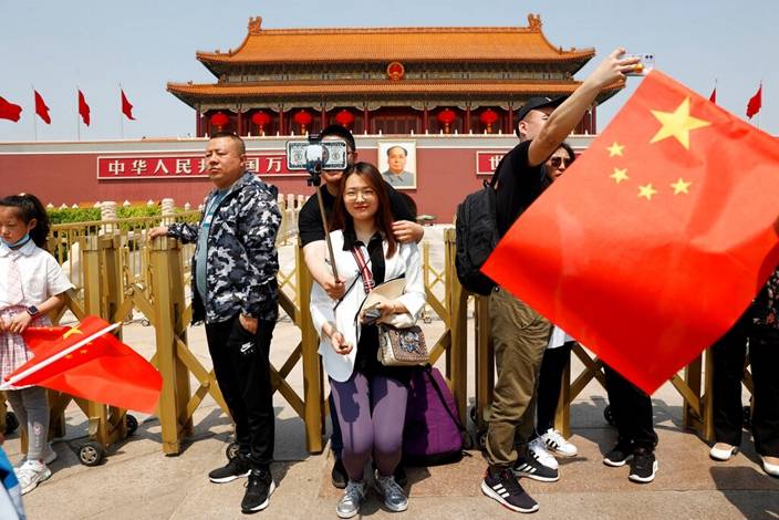 中國感覺自我良好，五一長假國民開心遊樂。(AP圖片)