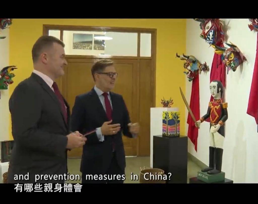 普拉金西亞向記者介紹委內瑞拉的文化和旅遊。