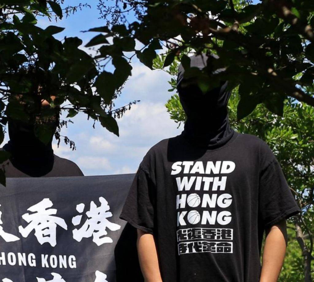 《華爾街日報》刊登兩名香港流亡者的蒙面照片。