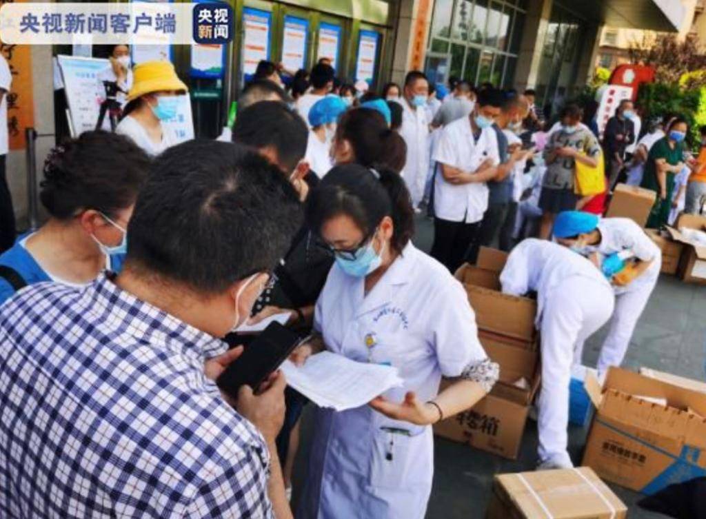 大批醫護人員到達南京市江寧區,協助開展全員核酸檢測。