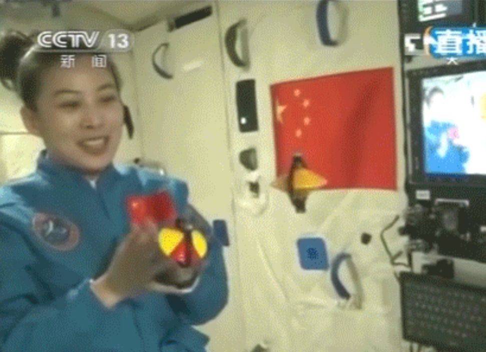 王亞平8年前升空時做過「太空教師」。