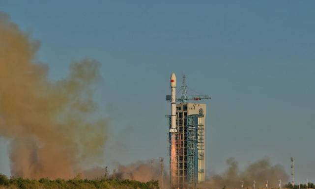 8月24日,長征2號丙火箭第79次發射,以「一箭三星」方式,將三顆通信技術試驗衛星成功送入預定軌道。