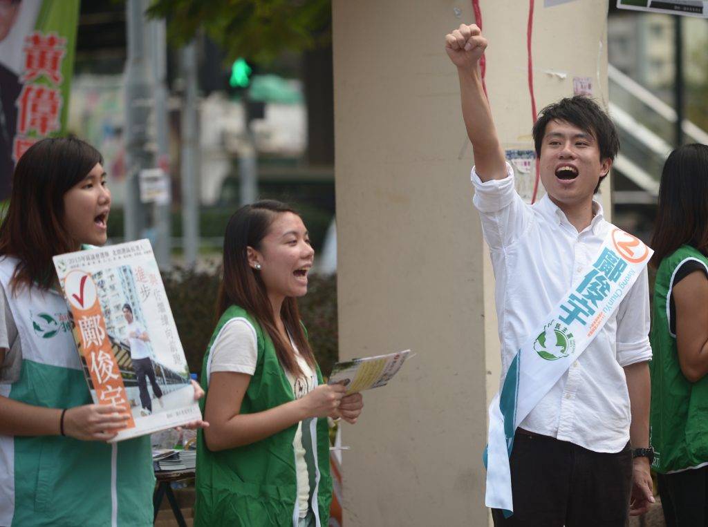 鄺俊宇於2015年區議會選舉中拉票。