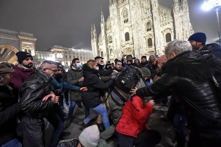 20日，意大利米蘭大教堂廣場，示威者與警方爆發衝突。AP圖片
