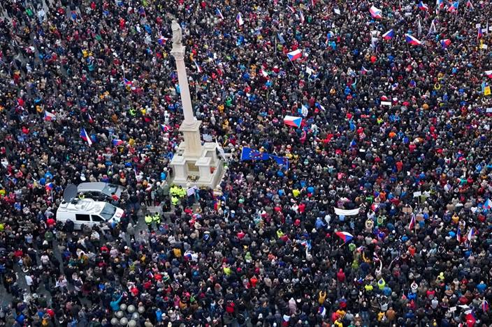 17日，在慶祝「天鵝絨革命」結束32週年的集會上，示威者聚集在一起，抗議政府遏制疫情傳播而採取的限制措施。AP圖片