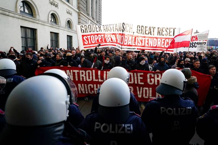 20日，奧地利維也納示威活動中，抗議者與警方對峙。AP圖片