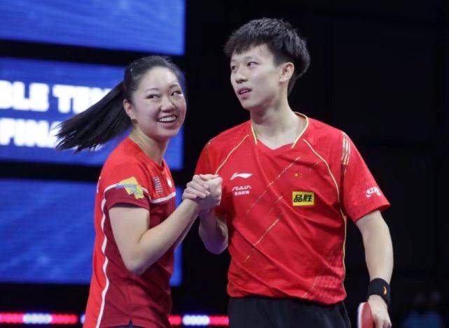 賽後美國女選手張安握緊中國男選手林高遠的手，非常激動。