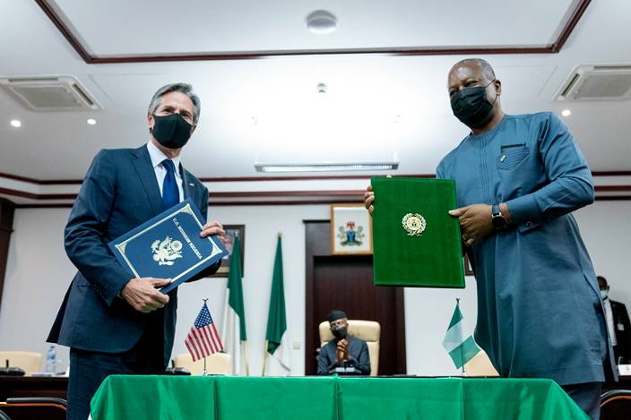 布林肯與尼日利亞外長奧尼亞馬簽署發展援助計劃。