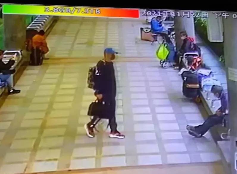 黃姓槍手犯案後變裝，一度出現在台北捷運龍山寺站。