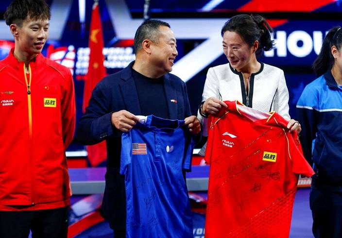 中國中國乒協主席劉國梁與美國乒乓球協會CEO沈偉妮交換球衣。(AP圖片)