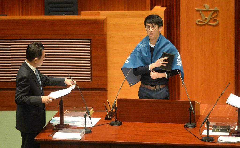 2016年，青年新政梁頌恆在立法會議員宣誓時展示 「Hong Kong is not China 」的橫額。