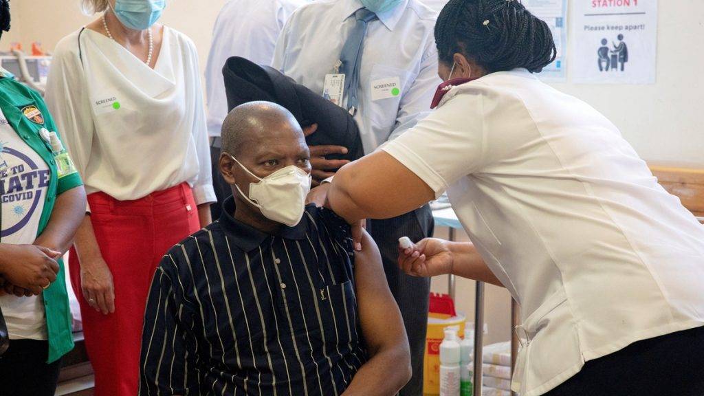 南非疫苗接種率低，圖為南非衞生部長姆基澤2月注射疫苗。
