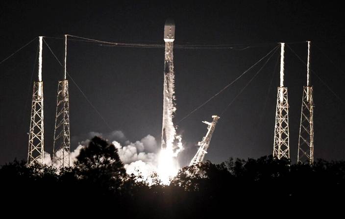 SpaceX搭載48顆「星鏈」衛星的「獵鷹9號」昨日升空。(AP圖片)