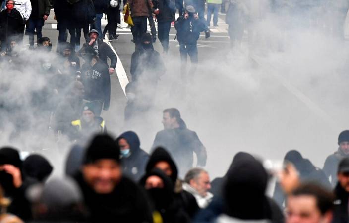 歐洲多國近日爆發反政府防疫政策暴動。(AP圖片)
