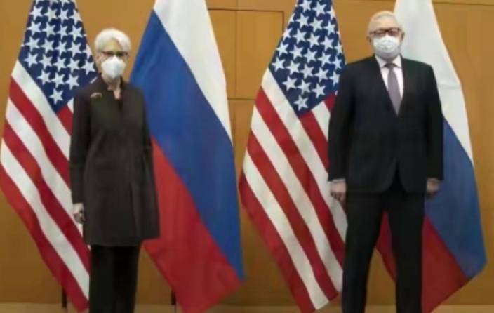 美俄兩國代表合照時也不太友好。