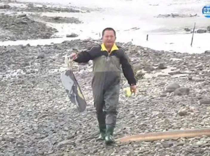 有漁民撿到疑似後方機尾殘骸。