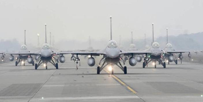 台軍就在本月初還叫剛成軍的F-16V戰機列隊做「大象漫步」表演秀肌肉，估不到這麼快就出事。
