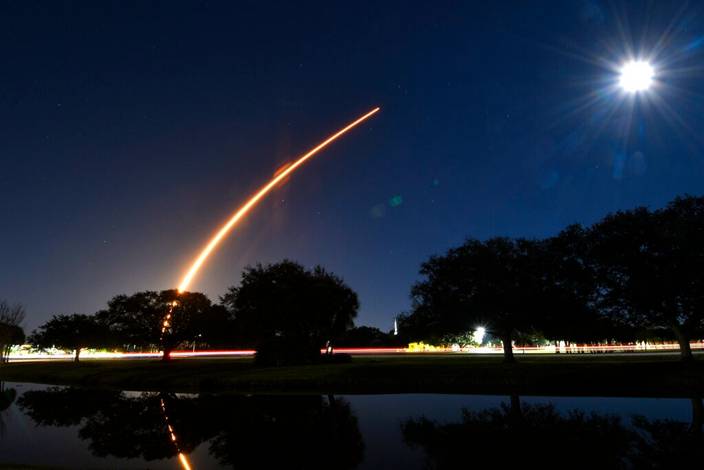 馬斯克的獵鷹9號日前又升空上載星鏈衛星。AP圖片