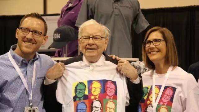 Buffett poses with shareholders.