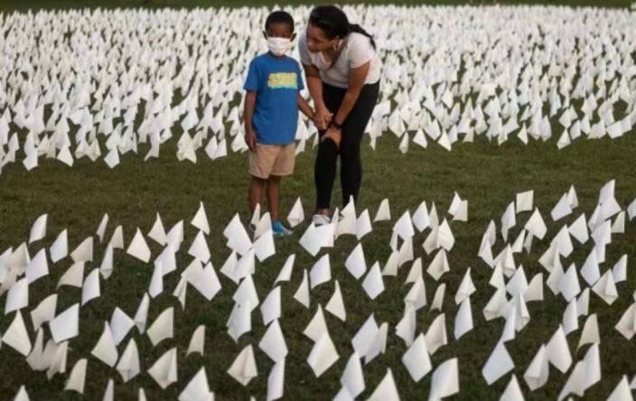 2021年9月在華盛頓國家廣場舉行的一次藝術家紀念活動中，每面小白旗代表一位因新冠疫情喪生的美國人。