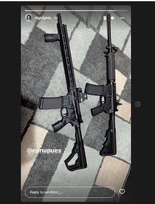 槍手拉莫斯在社交媒體上曬出他的兩枝步槍。