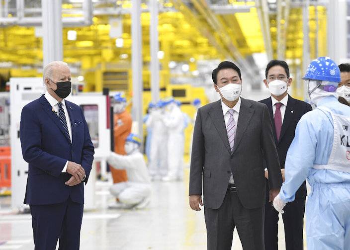 拜登在南韓參觀三星工廠。AP圖片