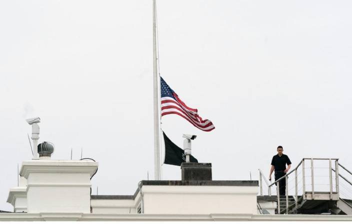 白宮下半旗哀悼。