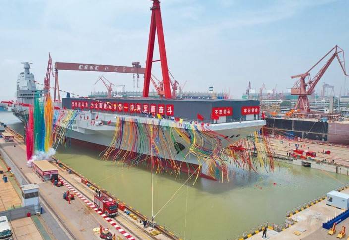 我國第三艘航空母艦下水命名儀式在中國船舶集團有限公司江南造船廠舉行。