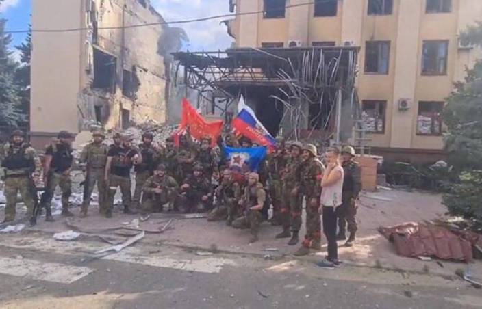 俄軍與車臣士兵在利西昌斯克市政大樓高舉旗幟，烏克蘭在盧州最後大城利西昌斯克已遭俄羅斯控制。
