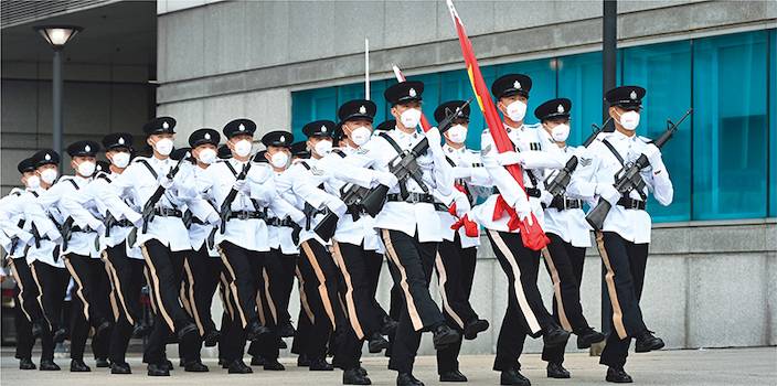 護旗方隊進行中式步操及升旗儀式。