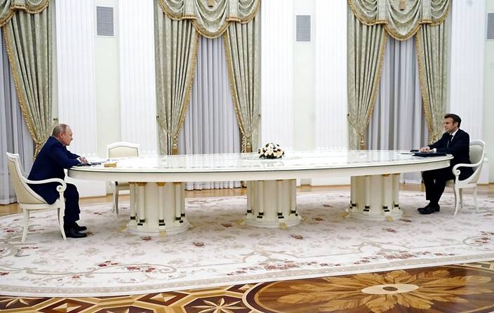 2022年2月7日，普京與馬克龍在莫斯科會晤，巨型長桌都相當有話題，一度被網民瘋狂改圖。AP資料圖片