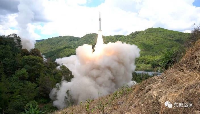 解放軍發射常規導彈首次穿越台島。