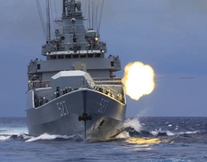 洛陽艦主炮對海射擊瞬間。