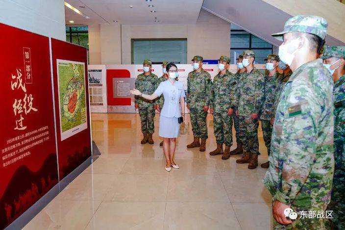 戰區首長、機關幹部和直屬部隊官兵觀看展覽。