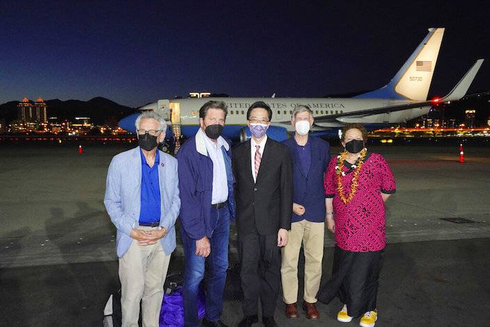 眾議員Alan Lowenthal（左一）、眾議員John Garamendi（左二）、眾議員Don Beyer（左四）、 眾議員Aumua Amata Coleman Radewagen（左五）四人14日抵達台北松山機場後與一名台官員合影。AP圖片