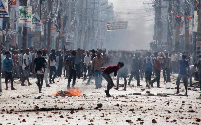 2015年11月，馬德西人在尼泊爾南方城市比爾甘傑爆發反新憲示威。