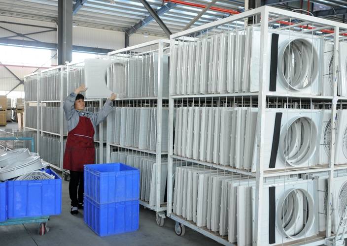 江西省九江市的一家工廠，一名員工在分揀準備出口的空調零部件。中國日報