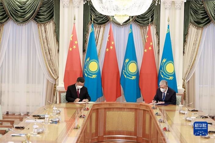 習近平同托卡耶夫簽署並發表《中華人民共和國和哈薩克斯坦共和國建交30周年聯合聲明》。