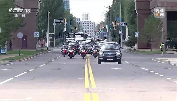 從機場到總統府，摩托車隊一路護衛習近平乘坐的國賓車隊。