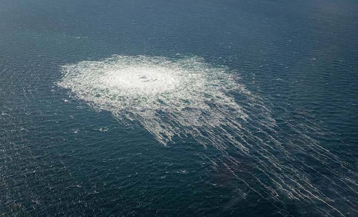 飛機航拍「北溪- 2」 氣體洩漏。圖源：丹麥國防網站