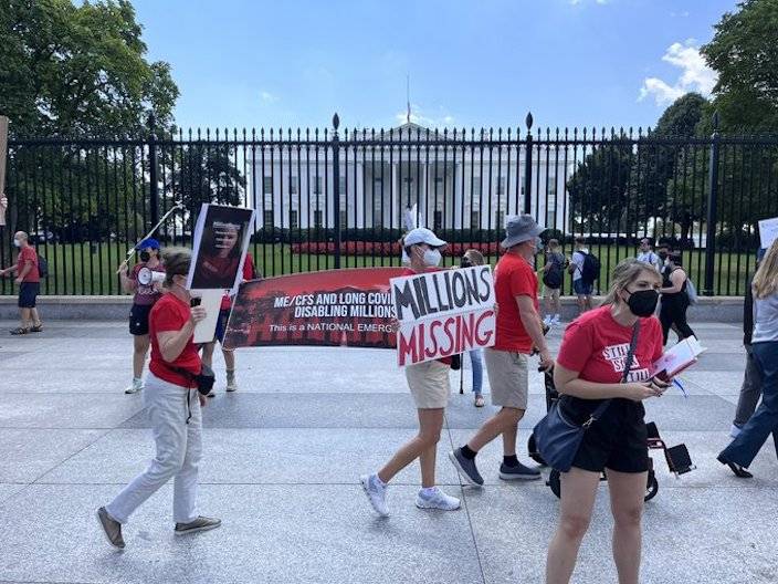 9月19日，備受「長新冠」後遺症困擾的美國民眾在白宮外進行抗議、反對拜登言論，稱「疫情沒有結束」。來源：Twitter @MEActNet