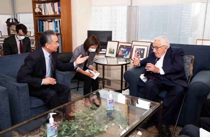 國務委員兼外長王毅在紐約會見美國前國務卿基辛格。外交部圖片 