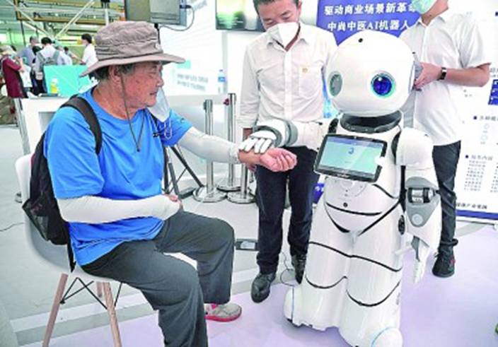 中醫AI機器人為市民把脈。