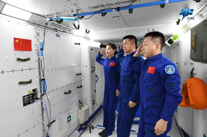 正在中國空間站執行任務的神舟十四號乘組向國旗敬禮。