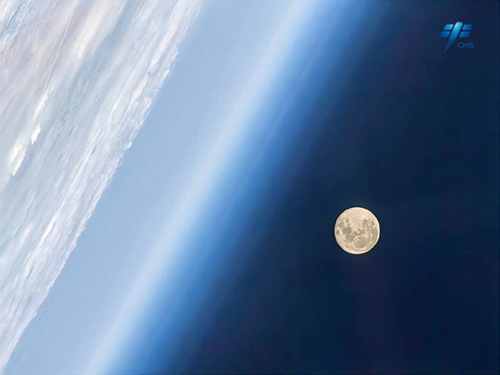 陳冬拍攝的地月同框。