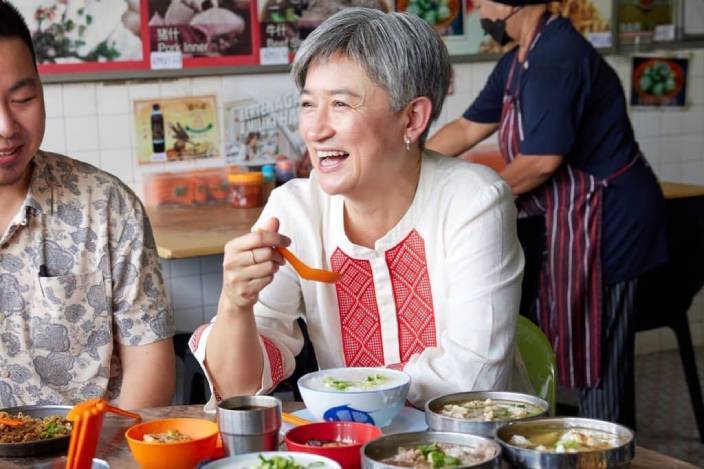 澳洲新外長黃英賢出訪馬來西亞，並在當地餐廳用餐。黃英賢FB圖片。