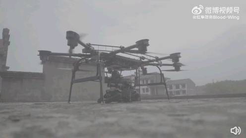 無人機降落在樓頂上並釋放武裝機器狗。