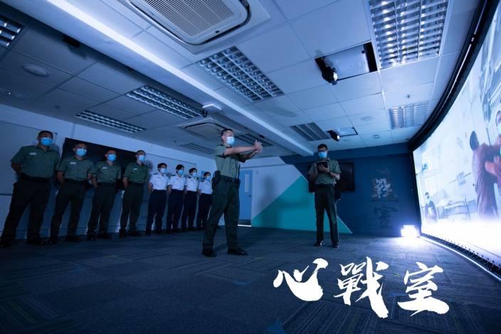 心戰室營造院所內各種事故真實情境,考驗學員應對能力。